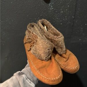 Women’s Airwalk Tan Moccasin Fuzzy Slippers Size 8